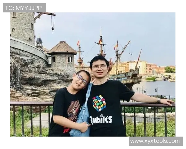 足球明星与儿子温馨合影展现父子情深的幸福瞬间