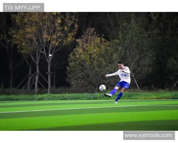 足球明星亲授射门技巧视频解析助你提升射门水平与比赛表现